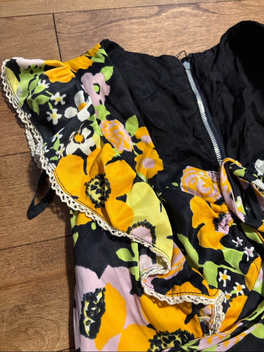 Vintage Bold Floral Maxi Dress with Keyhole Front and Umpire Waist - Picture 4 of 10